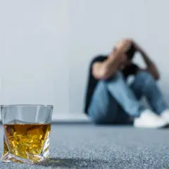 Alkohol a depresja: Dwukierunkowa pułapka. Jak się uwolnić?