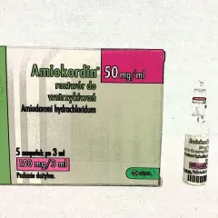 Opakowanie leku Amiokordin i jedna ampułka. Lek stosowany w leczeniu zaburzeń rytmu serca.