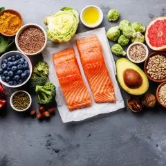 Łosoś, jagody, awokado, orzechy i warzywa – składniki idealne na dietę wątrobową.