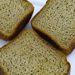 Trzy kromki puszystego keto chleba z chrupiącą skórką, idealne na śniadanie.