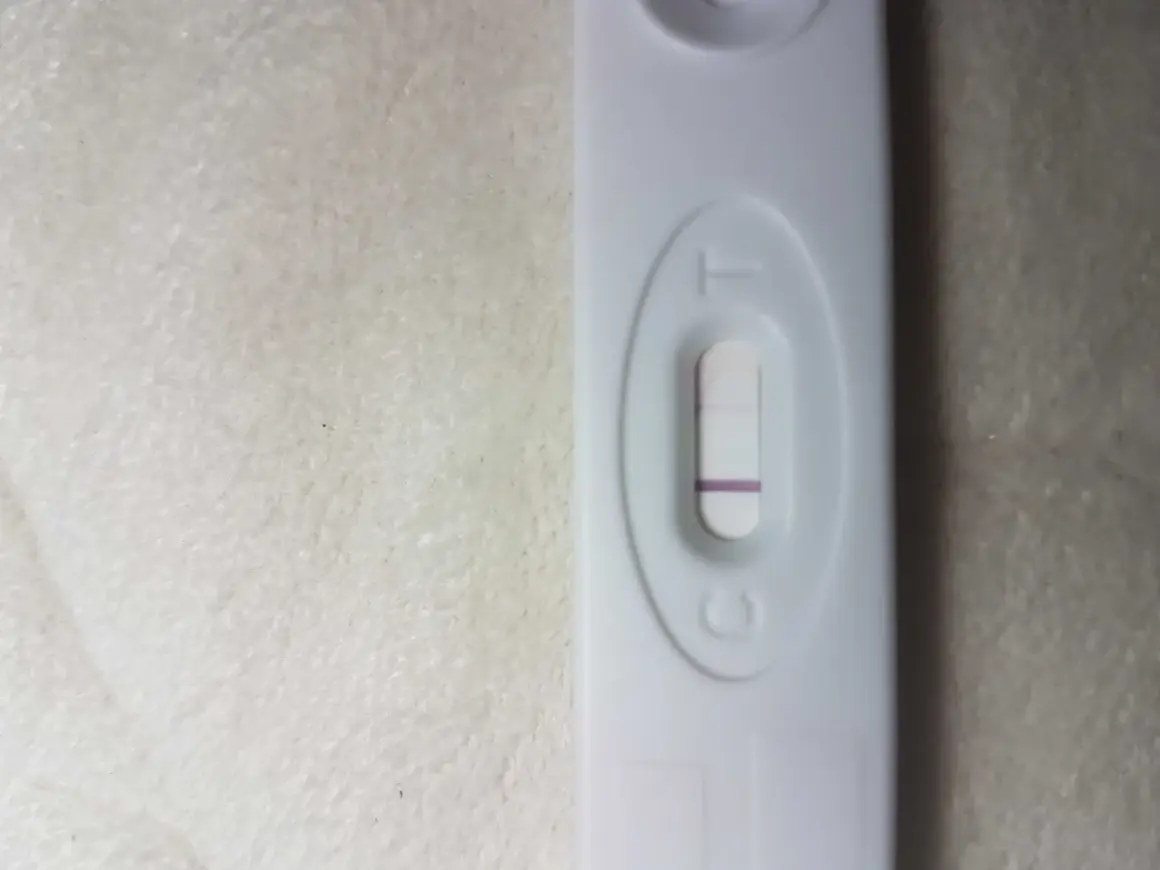 Test ciążowy z jedną kreską. Spóźnia mi się okres 2 tygodnie, a nie jestem w ciąży.
