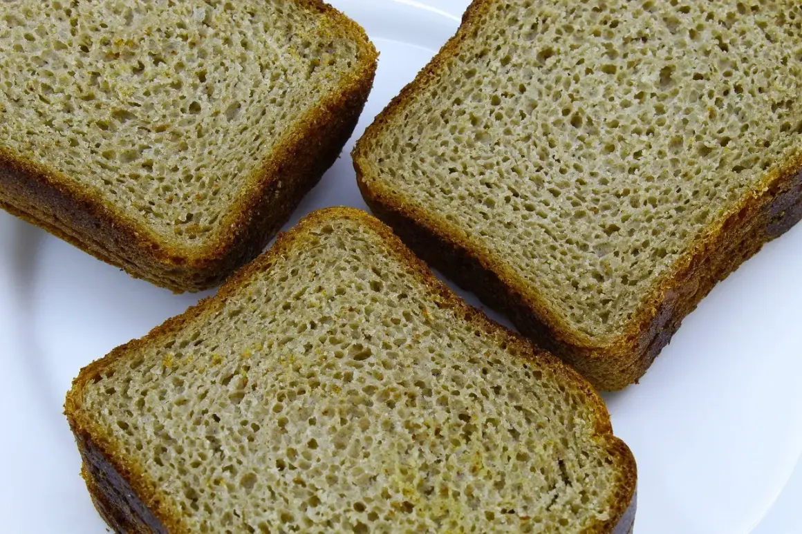 Trzy kromki puszystego keto chleba z chrupiącą skórką, idealne na śniadanie.