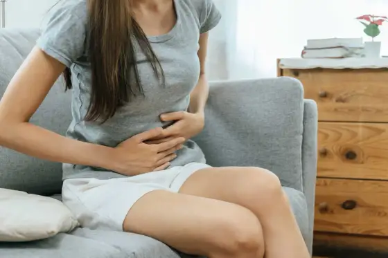 Jak działa wypróżnianie? Rytm, stolec i objawy alarmowe